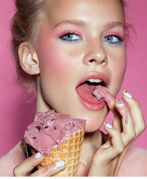 368 Likes, 19 Comments - Lupe Moreno 💄💋 (@lupemoreno_mua) on Instagram: “Summer Cravings 🍦 . SUGAR RUSH story 💓💓💓💓@juliakuzmenko @katvlad4 @katieemsullivan…” Ice Cream Costume, Ice Cream Pictures, Tumblr Photoshoot, Ice Photography, Ice Cream Photography, Beach Makeup, Kiss Beauty, Tumblr Hair, Glam Photoshoot