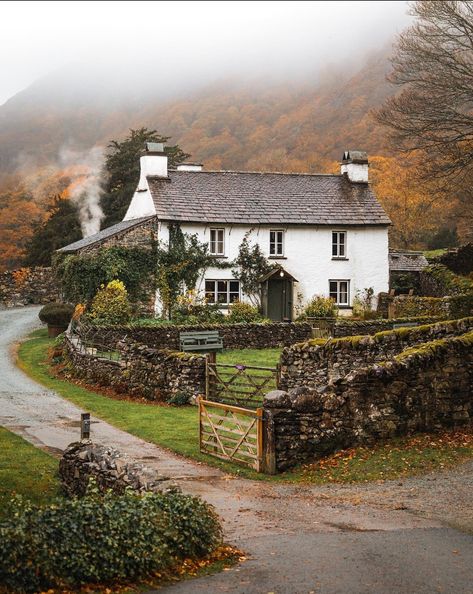 Irish Cottage, Cottage Aesthetic, Casa Country, Dream Cottage, British Countryside, Countryside House, English Cottage, English Countryside, Cozy Cottage