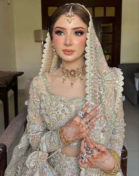 Golden Bridal Dress, Desi Bride Makeup, Bridal Dress Ideas, Desi Bridal Makeup, Pakistani Makeup Looks, Walima Bride, Latest Bridal Makeup, Pakistani Bridal Hairstyles, Asian Bridal Makeup