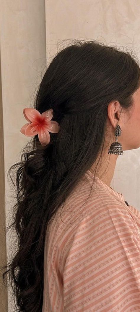 Navicore Aesthetic, Desi Profile Pictures Aesthetic, Desi Pose Ideas, Indian Hair Aesthetic, Desi Fashion Aesthetic, Desi Hairstyles For Long Hair, Desi Picture Poses, Desi Hairstyles, Flower Claw Clip