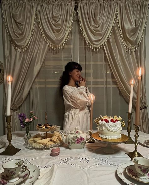 Victorian Birthday Party Aesthetic, Royal Birthday Aesthetic, Grandma Tea Party, Birthday Room Aesthetic, Victorian Party Aesthetic, Vintage Themed Birthday Party, Victorian Party Theme Ideas, Little Women Party Theme, Vintage Tea Party Aesthetic