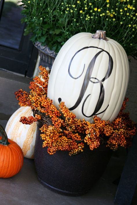 Monogrammed Pumpkins by The Butlers and other cool pumpkin ideas Porche Halloween, Pumpkins And Gourds, Dekorasi Halloween, Pumpkin Monogram, Pretty Pumpkins, Hay Fever, Diy Halloween Decor, Halloween Porch Decorations, Fall Deco