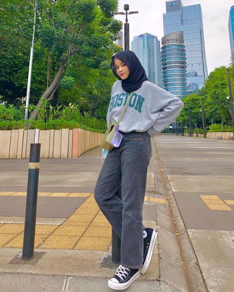 Oversized Sweater Outfit Hijab, Ootd Hoodie Oversize Hijab, Style Hoodie Hijab, Crewneck Outfit Hijab, Ootd Hijab Hoodie, Ootd Hijab Tomboy, Ootd Crewneck, Simple Hijab Outfit, Hoodie Hijab