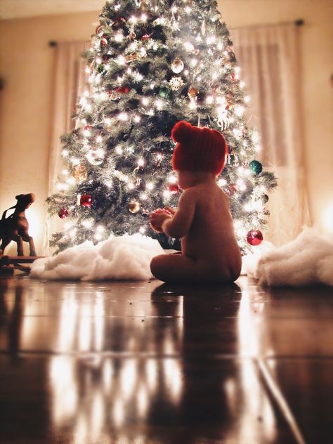 Baby in front of the Christmas tree photo idea. Christmas baby photo. Camera settings: ISO-3200, f/s- 3.4, shutter speed- 1/100 Christmas Light Photography, Baby Christmas Photography, Christmas Tree Photography, Christmas Baby Pictures, Christmas Tree Pictures, Baby Christmas Photos, Best Christmas Lights, Xmas Photos, Family Christmas Pictures