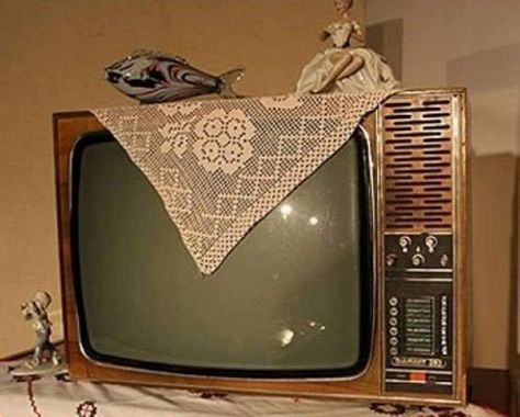 Balkan Aesthetic, Old Television, Elvis And Me, Box Tv, Old Tv, Diy Electronics, Old Toys, Art Reference Poses, Aesthetic Art