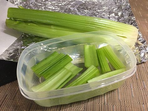 These two simple and easy tips will help you to keep it fresh for up to 4 weeks. Store Celery, How To Store Celery, Freezing Food Guide, How To Store Cucumbers, Amazing Food Hacks, Storing Fruit, Guavas, Fruit And Vegetable Storage, Just A Pinch Recipes