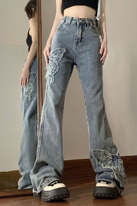 I love so much. it's comfortable and so cute. Flare Jean Outfit, Y2k Flare Jeans, Grunge Summer Outfits, Indie Aesthetic Outfits, Grunge Summer, Butterfly Aesthetic, Aesthetic Y2k, Cute Jeans, The Butterfly