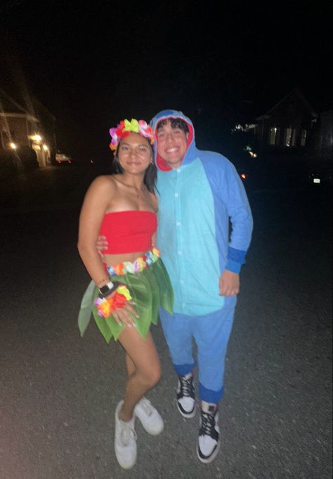 Hawaiian Couple Costume, Cute Couple Dynamic Duos, Lili And Stitch Costume Couple, Stitch And Lilo Costume, Lilo And Stitch Couples Costume, Lelo And Stitch Halloween Costumes, Pixar Couple Costumes, Lilo And Stitch Couple Costume, Lilo And Stitch Costume Couple