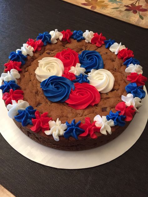 Memorial Day cookie cake Cookie Cake Memorial Day, Memorial Day Cookie Cake Ideas, Memorial Day Message Cookies, Labor Day Cake Decorating Ideas, Labor Day Cookie Cake, Memorial Day Cookie Cakes, Patriotic Cookie Cake, Labor Day Cake Ideas, Memorial Day Cake Ideas