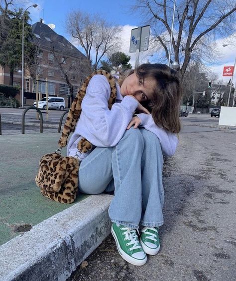 Green Converse Outfit Aesthetic, Color Converse Outfit, Outfits With Green Converse, Colorful Converse Outfit, Green Converse Outfits, Green Converse Aesthetic, Converse Verdes, Converse Aesthetic Outfit, Green Converse Outfit