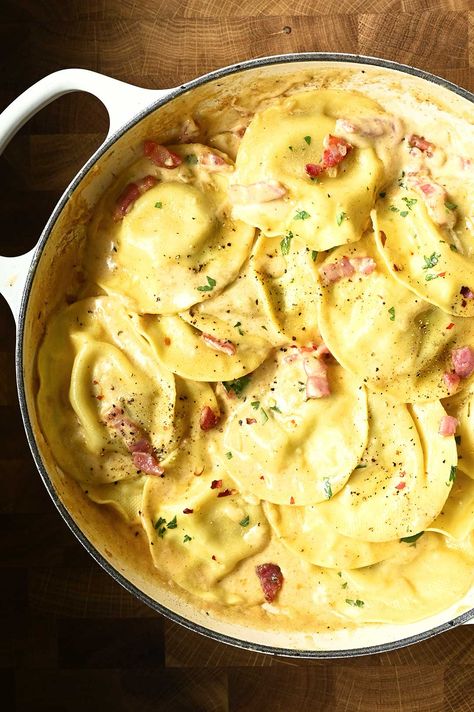 Ravioli in creamy bacon sauce Ravioli Meals, Cheese Ravioli Dinner Ideas, Bacon Ravioli, Ravioli Cream Sauce, Ravioli Dinner Ideas, Ravioli Sauce Recipe, Serving Dumplings, Easy Ravioli, Ravioli Recipes