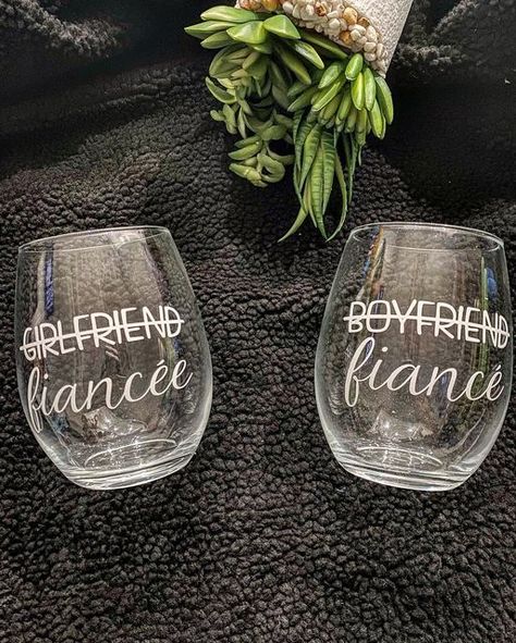 Engagement Cups, Engagement Wine Glasses, Wine Engagement Gift, Love Pottery, Glass Tumbler Design, Design Cup, Diy Wine Glasses, Glass Glitter, Sink Vanity