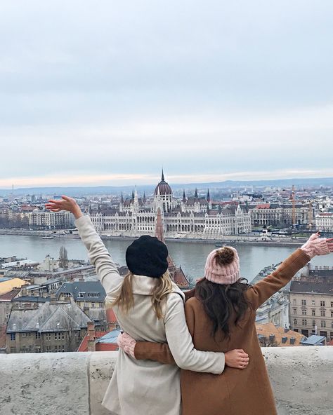 Budapest Photo Ideas Friends, Budapest Picture Ideas, Budapest Photo Ideas Winter, Budapest Photo Ideas, Budapest Vacation, Budapest Photography, Budapest Christmas, Budapest Travel Guide, Instagram Places