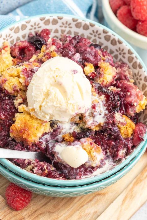 This mixed berry cobbler is a delicious fruit dessert made with mixed berries and a box of cake mix.   A quick and easy dessert, this berry dump cake is delicious with a scoop of ice cream. Fruit Dump Cake, Berry Dump Cake, Mixed Berry Cobbler, Mix Berry, Berry Cobbler, Scoop Of Ice Cream, Fruit Cobbler, Fruit Filling, 15 Minute Meals