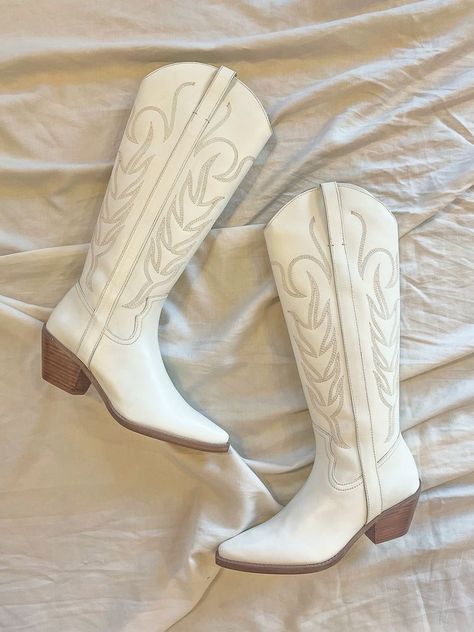 High Heel Western Boots, Whote Boots, Fearless Costume, Farm Wardrobe, White Cow Girl Boots, Conformation Ideas, Cowboy Boots Aesthetic, Cowboy Boots White, Aesthetic Cowgirl