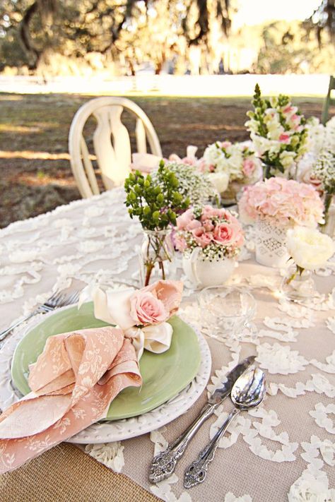 Get inspired by these floral table setting ideas and start preparing a really fancy dinner with your friends in a  luxury environment!  #floral #floraltablesettingideas #tablesettingideas #luxurytablesettingideas Chic Table Settings, Shabby Chic Garden Party, Shabby Chic Table Settings, Floral Table Setting, Pink Tablescape, Bridal Shower Menu, Garden Bridal Showers, Shabby Chic Garden, Spring Bridal Shower