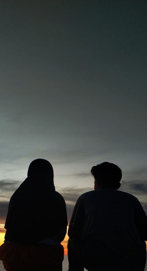 Bayangan Aesthetic Couple, Couple Islami Aesthetic, Default Profile Picture Aesthetic, Muslim Couple Photography, Beautiful Scenery Pictures, Shadow Photography, Feeling Pictures, Shadow Photos, Cute Muslim Couples