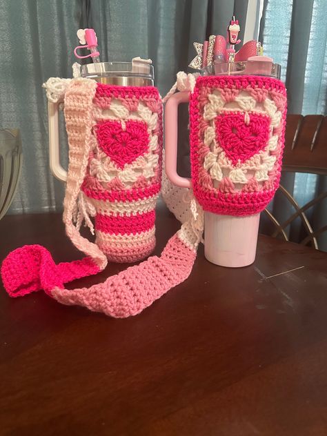 Crochet Tops: Stylish and Easy Patterns for Every Occasion Stanley Crochet Pattern, Crotchet Ideas For Mothers Day, Crochet Ideas Multicolor Yarn, Stanley Crochet Accessories, Stanley Cup Crochet, Stanley Crochet, Crochet Present Ideas, Crochet Gifts For Moms, Crochet Stanley Cup Holder