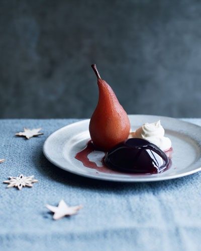 Mulled Port pears with Port jelly Pears In Red Wine, Caribbean Kitchen, Festive Holiday Desserts, Wine Poached Pears, Hazelnut Meringue, Pear Crumble, Pear Dessert, Jelly Recipe, Winter Fruit