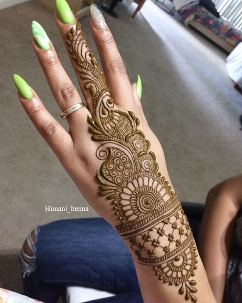 Presenting you 150+ Simple Mehendi Designs these easy mehendi designs are very simple and will be perfect for intimate weddings. #shaadisaga #indianwedding #simplemehendidesign #simplemehendidesignforbeginners #simplemehendidesigneasy #simplemehendidesignhands #simplemehendidesignforhandsuniqueandbeautiful #simplemehendidesignvery #simplemehendidesignforhandsback #simplemehendidesignpalms #simplemehendidesignforfeet #simplemehendidesignfront #simplemehendidesignforfingers #mehendi Mehandi Designs For Back Hands Simple, Mehendi Designs Back Hands, Easy Mehandi Designs Style, Easy Mehendi Designs For Beginners, Mehndi Designs Finger, Easy Mehendi, Baby Mehndi, Short Mehndi, Arabic Mehendi