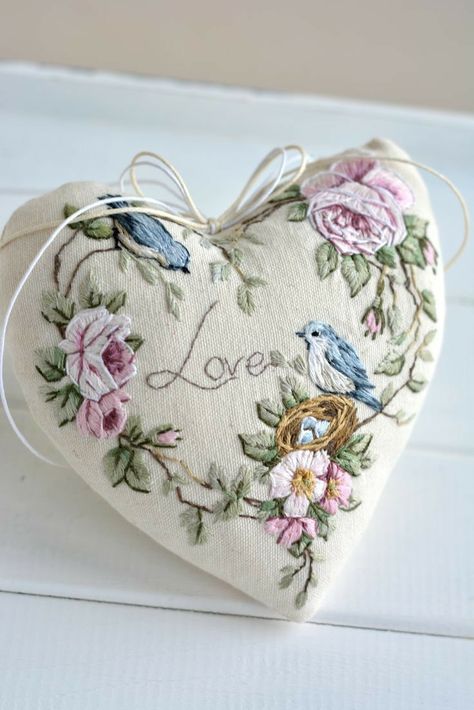 Embroidery Birds, Embroidery Heart, Embroidered Birds, Decorative Embroidery, Embroidery Hearts, Fabric Hearts, Fabric Pictures, Embroidery Gifts, Brazilian Embroidery