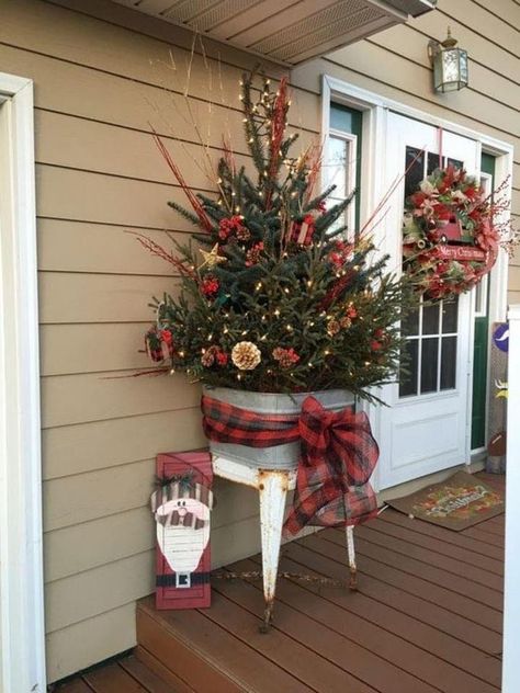 Christmas Planters, Country Christmas Decorations, Christmas Decor Ideas Diy, Christmas Porch Decor, Christmas Decorations Diy Outdoor, Decor Ideas Diy, Christmas Arrangements, Christmas Porch, Front Porch Christmas Decor