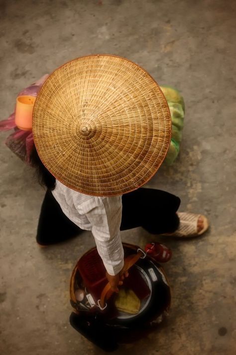 Photography Culture, Conical Hat, Asia Photography, Market Photo, Good Morning Vietnam, Asian Photography, Beautiful Vietnam, Travel Pose, Vietnam Art