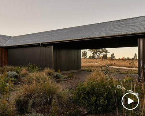 cliff house by modscape suspended above the australian ocean Corrugated Metal Roof, Country House Design, Large Sheds, Metal Siding, Rural House, Long Walls, Eco Friendly Home, Energy Efficient Design, Corrugated Metal