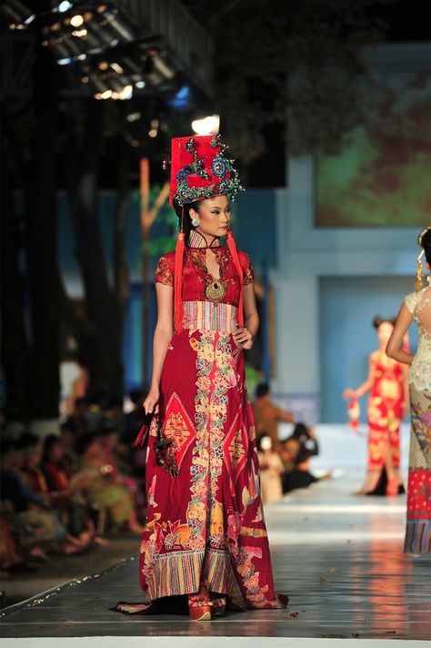 Anne Avantie, Indonesian Clothing, Indonesian Kebaya, Batik Kombinasi, Batik Kebaya, Adventure Is Out There, Batik Fashion, Batik Dress, Unique Dresses