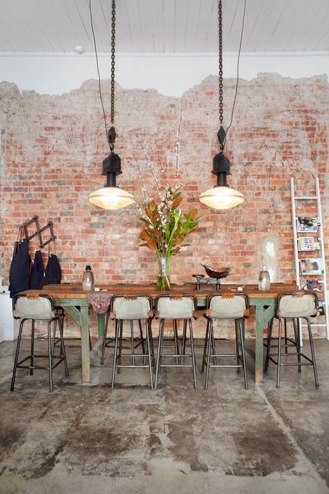 10 BEAUTIFUL EXPOSED BRICK WALLS - style-files.com Industrial Brick, Kitchen Industrial, Dining Room Industrial, Interior Boho, Brick Interior, Loft Industrial, A Brick Wall, Surf Shack, Exposed Brick Walls