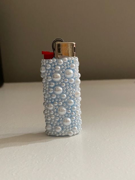 Homemade Christmas Gifts Aesthetic, Decorating Lighters Diy, Diy Lighter Decor, Cool Dab Rigs, Bedazzled Battery Pen, Beddazling Things, Lighter Crafts Diy, Bejeweled Lighter, Lighter Decoration Ideas