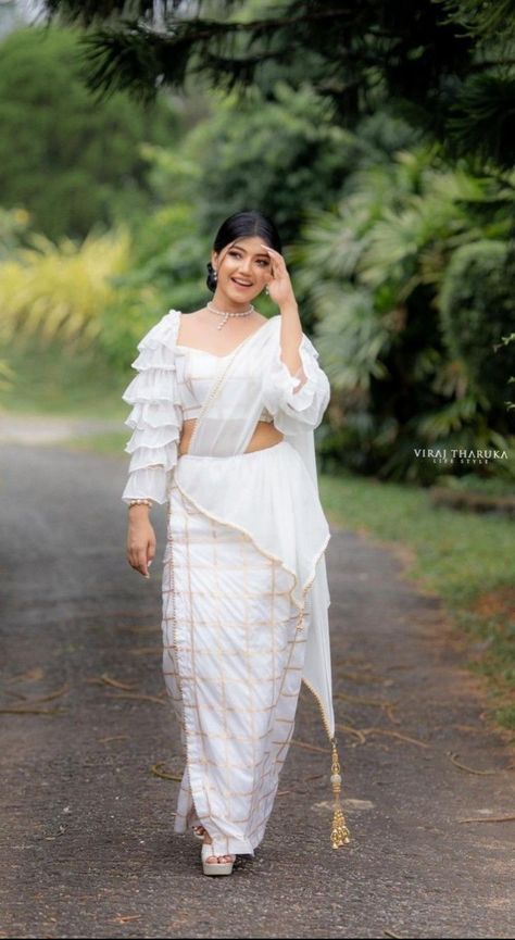 Sinhala Sinhalese Bride Teaditional Kandyan Saree Osaree Osari Beautiful Modern Wedding Culture Sinhalesegirls Women Osariya Designs Modern, Kandian Saree Design, Modern Kandyan Saree Designs, Osari Designs, Kandyan Saree, White Sarees, Saree Jacket, Saree Jacket Designs, Engagement Saree