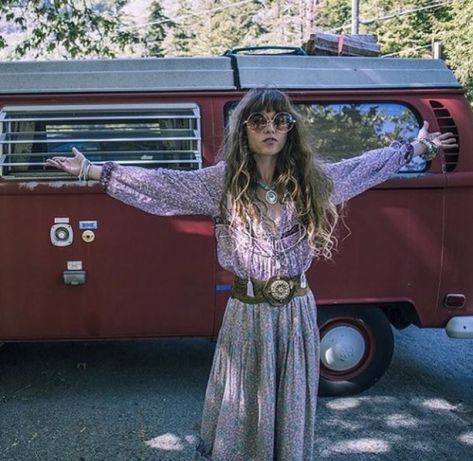 Hippie Girl Aesthetic, Hippie Style 70s, Bus Girl, 60s Hippie, Hippie Lifestyle, Hippie Aesthetic, Estilo Hippy, Estilo Hippie, Hippie Life