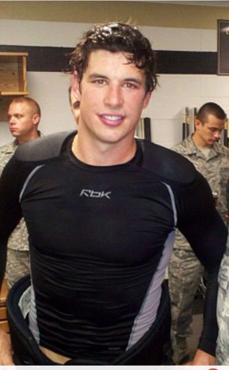 Young Sidney Crosby, Sydney Crosby, Hockey Rules, Hockey Guys, Hockey Boards, Hot Hockey Players, Hockey Baby, Canadian Men, Pittsburgh Sports