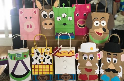 Woody and Friends Inspired treat bags .. Toy Party Favor bags, gift bags #CraftyDesigns4U #Toy Party #Story Toy Story Favor Bags, Toy Story Candy Bags, Toy Story Gift Bags, Toy Story Goodie Bags, Birthday Party Toy Story, Toy Story Food, Toy Story Gifts, Birthday Party Goodie Bags, Toy Story Baby