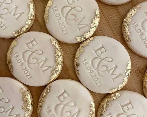 Wedding Dessert Cookies, Wedding Cookie Party Favors, Wedding Party Cookies, Personalized Cookies Wedding, Engagement Fondant Cookies, Wedding Biscuits Ideas, Wedding Monogram Cookies, Cookie Place Cards Wedding, Personalized Wedding Cookies