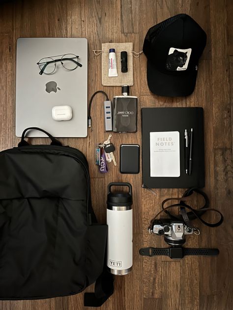 What’s In My Bag Men, Study Boy Aesthetic, Men’s Essentials, Mochila Edc, College Backpack Essentials, Bottle Chug, Men Essentials, What's In My Backpack, Yeti Rambler Bottle