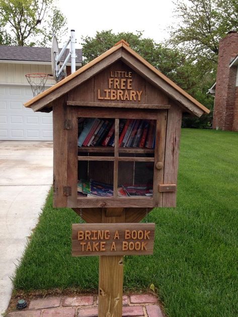 Library Ideas For Home, Free Library Ideas, Crow Garden, Little Free Library Ideas, Library Printables, Little Free Library Plans, Diy Library, Diy Projects Garage, Tiny Library