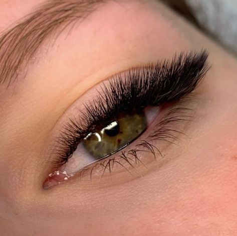 Look at this 𝘥𝘳𝘦𝘢𝘮𝘺 𝘴𝘦𝘵 created by the incredibly talented Lash Queen that is @peace_lash 😍👏⁣⁠ ⁠ This winged eyeliner look has been created using a mix of B and L curls ⚡️ We think this might be our fave lash curl combination to date... 🤤⁠ L curl is the new curl on the block!⁣⁣⁣⁣⁣ 🔥⁠ ⁠ It's VERY popular for creating a cat eye or eyeliner effect 😻⁠ ⁠ TOP TIP ✅ L curl is perfect for clients with deep set eyes⁣. 👁⁠ Eyeliner Effect Lash Extensions, Lash Extensions L Curl, Lash Shapes, Lash Station, Cat Eye Lash Extensions, Winged Eyelashes, Winged Lashes, Volume Russe, Evening Eye Makeup