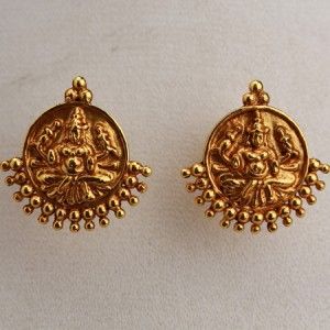 Laxmi Earrings, Traditional Wedding Jewellery, Small Earrings Gold, Gold Earrings Indian, Antique Necklaces Design, Gold Jewelry Outfits, Black Beads Mangalsutra Design, Antique Jewellery Designs, Gold Bar Earrings