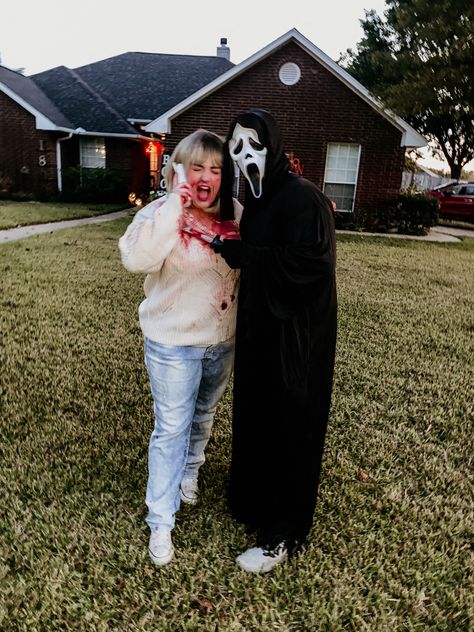 casey & ghostface costume :) Halloween Costume Couple Scary, Ghost Face And Casey, Ghostface And Sydney Costume, Couple Halloween Costumes Ghostface, Ghost Face Couples Costume, Casey Scream Costume, Scream And Casey Costume, Casey Becker And Ghostface Costume, Ghost Face And Casey Costume