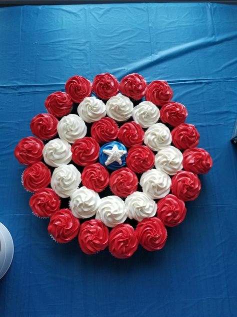 Suphero themed party: Captain America's Shield = cupcakes Captain America Themed Birthday Party, Captain America Birthday Decorations, Marvel First Birthday Party Ideas, Marvel Cupcake Ideas, Captain America Birthday Party Ideas, Marvel Cupcakes, Captain America Cupcakes, Captain America Birthday Party, Captain America Party