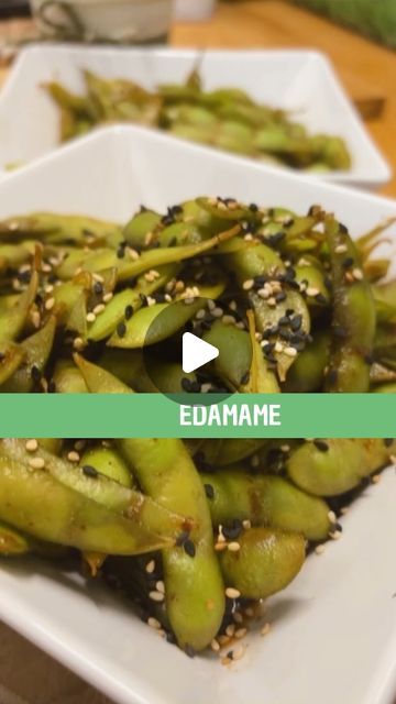 Laura💋mis recetas 👩‍🍳 on Instagram: "Edamame
#edamame #sano 
El edamame es rico en proteínas, fibra, vitaminas y minerales, lo que lo convierte en una opción saludable. Además, tiene un sabor suave y un ligero toque a nuez, lo que lo hace delicioso tanto solo como con un poco de sal o aliños.

✅ guarda la receta para picar sin parar!!!!

Yo lo compro en el supermercado en la zona del congelador.

En una olla con agua hirviendo y sal, añadimos el edamame , una vez arranque hervir calculáis tres minutos y después, lo escurrimos muy bien.

En un preparamos salsa de soja, dos cucharadas de miel y una cucharada de de salsa chili Hot, el doble de volumen en agua, lo mezclamos bien y lo reducimos en una sartén caliente.

Después salteamos el edamame y listo !!!!
Yo lo termino con un poco de sé Salsa Chili, Edamame, Chili, On Instagram