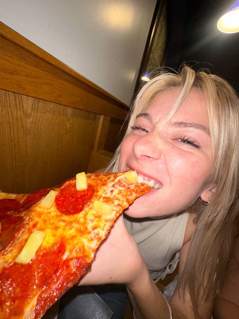 #pizza #pineapple #fashion #aesthetic #food #pineapplepizza #blonde #skin #curtainbangs #makeup #natural #fun #college #party #foodphotography #candid #instagram #tiktok Eating Pizza Aesthetic, Pizza Pineapple, Pineapple Fashion, Pineapple On Pizza, Pizza Girls, Pineapple Pizza, Eating Pizza, College Party, Health Snacks