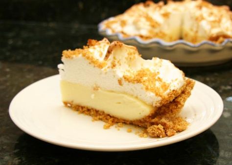 A graham cracker pie with vanilla filling and meringue or whipped cream topping. Graham cracker pie recipe, an old-fashioned favorite. Graham Cracker Cream Pie, Lemon Meringue Pie Easy, Graham Cracker Pie, Yummy Pies, Cracker Pie, Mary's Kitchen, Pie Ideas, Meringue Topping, Homemade Pies