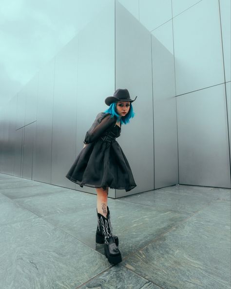 Goth meets cowgirl aesthetic | gothic vaquera #fashion #goth #gothicstyle #alternative #darkaesthetics #dark #alternativefashion #outfits Country Goth Outfits, Goth Cowgirl Aesthetic, Goth Cowgirl Outfit, Goth Country, Pride Costume, Gothic Cowgirl, Emo Cowgirl, Goth Cowgirl, Goth Cowboy