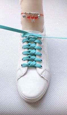 Ways To Tie Shoelaces, Fesyen Islam, Ways To Lace Shoes, How To Tie Shoes, Shoe Lace Patterns Converse, Lace Patterns Converse, Vans Shoe, Knots Diy, Diy Clothes And Shoes