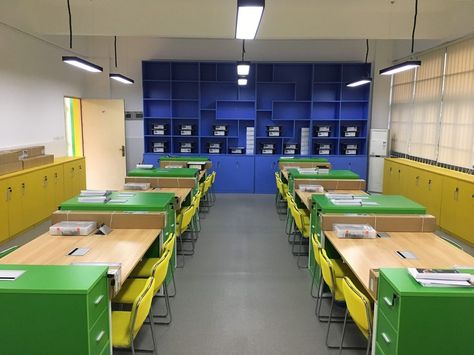 Storage Ideas for #Teachers Who Don’t Have Their Own #Classroom Classroom Lighting, Classroom Layout, High School Classroom, School Room, Classroom Design, High School Teacher, School Photos, Teacher Hacks, Photo Lighting