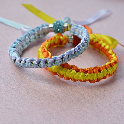 Do you like ribbon bracelets? Today I will show you a couple of braided ribbon bracelets, hope you will like! Ribbon Bracelet Ideas, Ribbon Bracelets Diy Simple, Twisted Ribbon Bracelet, Ribbon Bracelet Diy, Bracelet With Ribbon, Shoebox Ideas, Braided Ribbon, Chevron Friendship Bracelets, Diy Friendship Bracelet