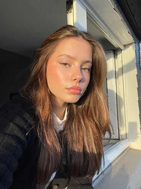 #goldenhour #selfie #aesthetic #tiktok #berlin #fashion #clean #cleangirl #glow Golden Hour Selfie, Dark Brunette Hair, Selfie Aesthetic, Dark Brunette, Berlin Fashion, Aesthetic Tiktok, Insta Feed, Brunette Hair, Golden Hour